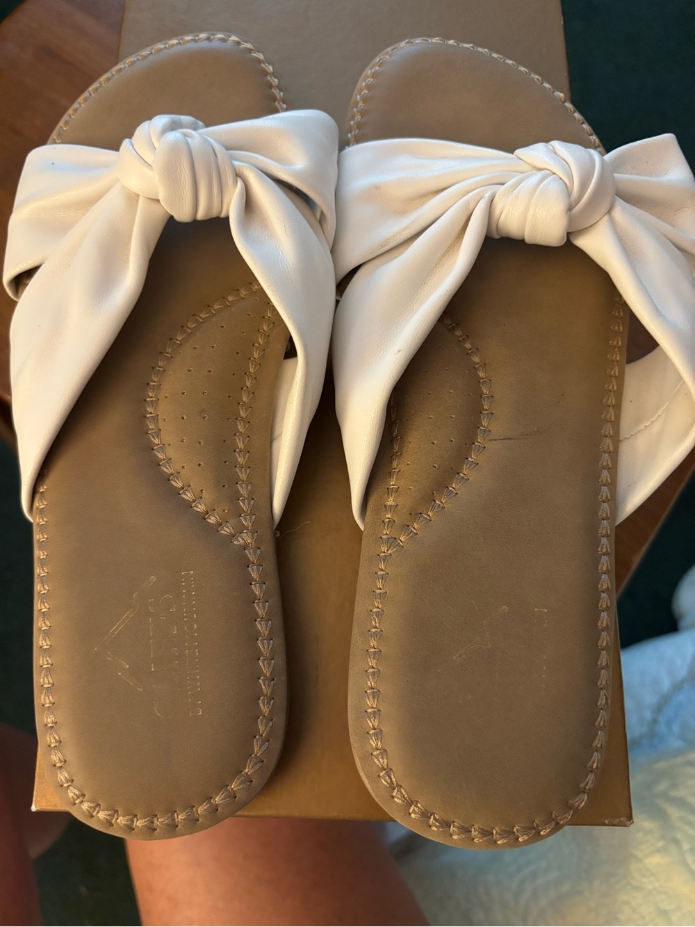 Great condition Women’s Knot-Detail Slide Sandals in white. Sz 7.